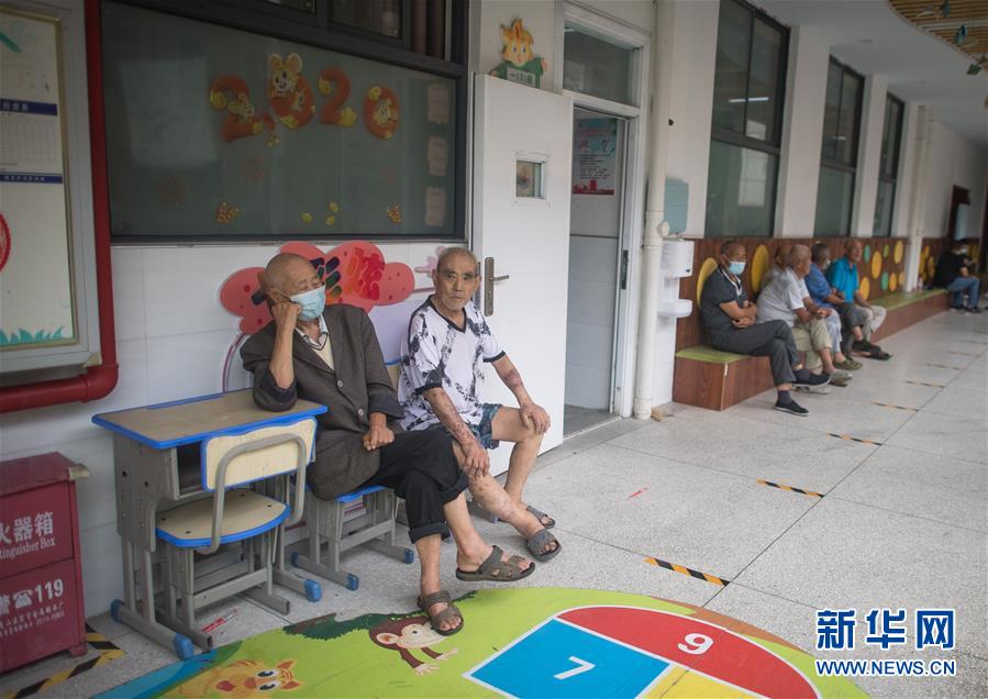 (防汛抗洪·圖文互動(dòng))(3)為人民生命安全撐起“安全傘”——湖北緊急轉(zhuǎn)移安置受災(zāi)群眾速寫(xiě)