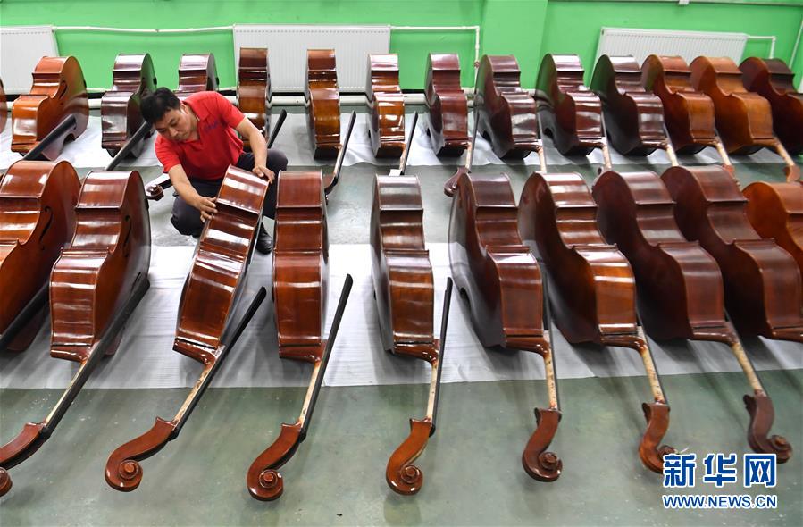 （走向我們的小康生活&middot;圖文互動(dòng)）（2）放下鋤頭，卻撥動(dòng)命運(yùn)的琴弦