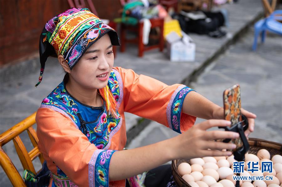 （新華全媒頭條·走向我們的小康生活·圖文互動）（6）那山，那人，那苗寨——十八洞村三代人的奮斗史
