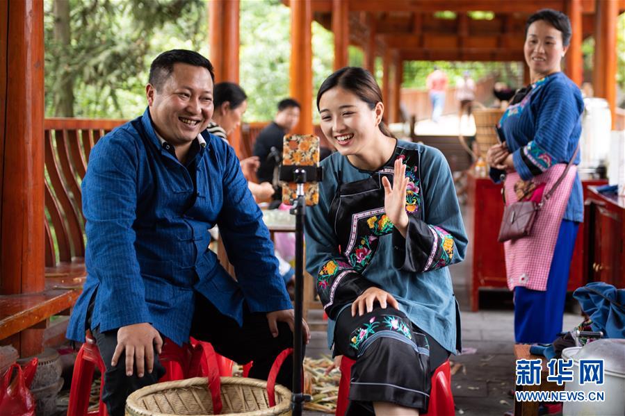 （新華全媒頭條·走向我們的小康生活·圖文互動）（10）那山，那人，那苗寨——十八洞村三代人的奮斗史