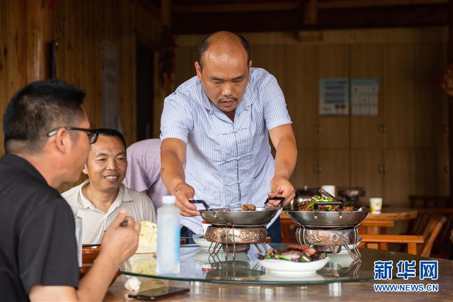 （新華全媒頭條·走向我們的小康生活·圖文互動）（9）那山，那人，那苗寨——十八洞村三代人的奮斗史