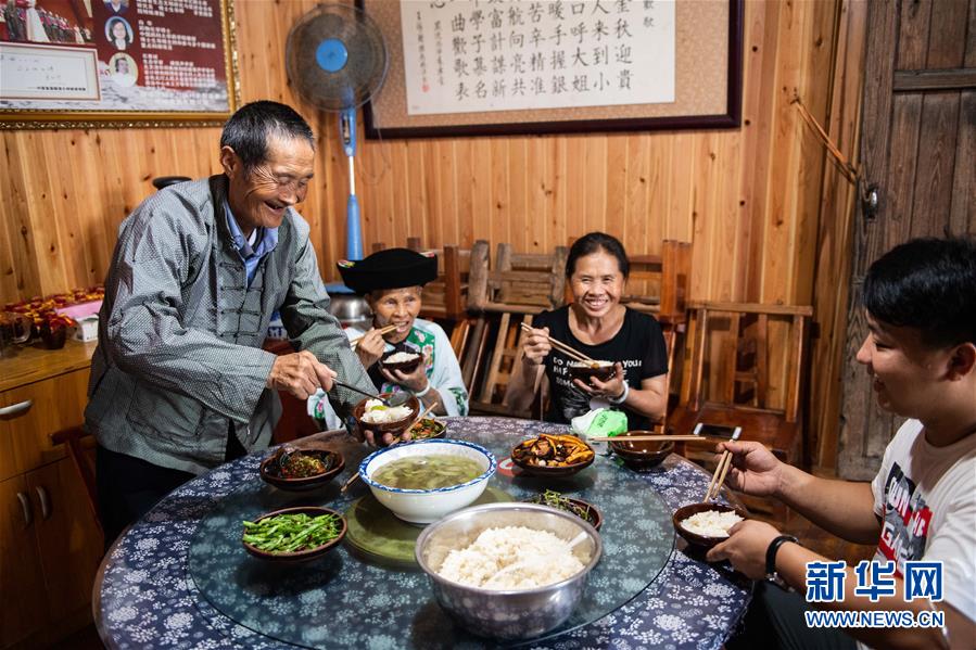 （新華全媒頭條·走向我們的小康生活·圖文互動）（2）那山，那人，那苗寨——十八洞村三代人的奮斗史