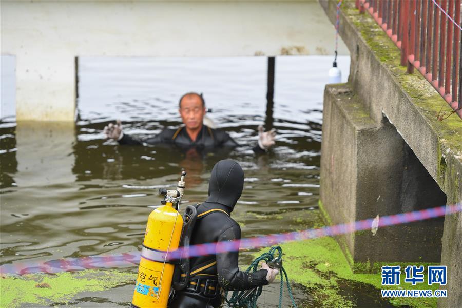 (防汛抗洪·圖文互動)(6)洞庭“蛙人”:在水下10米打響家園保衛(wèi)戰(zhàn)