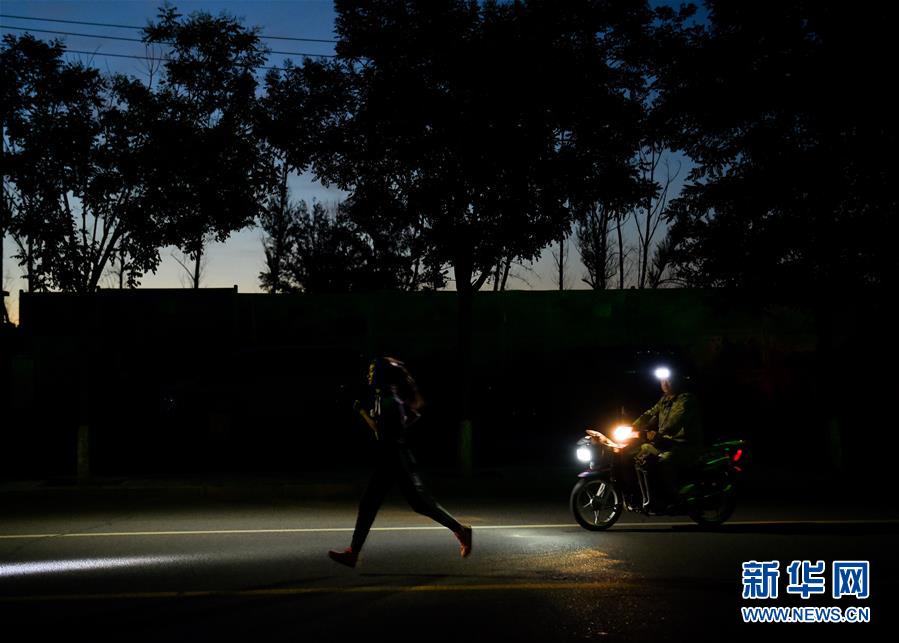 (體育·圖文互動(dòng))(3)父愛如燈 伴我奔跑