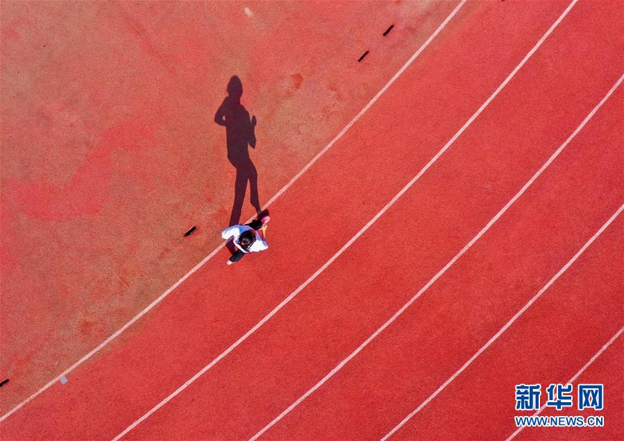 (體育·圖文互動(dòng))(20)父愛如燈 伴我奔跑