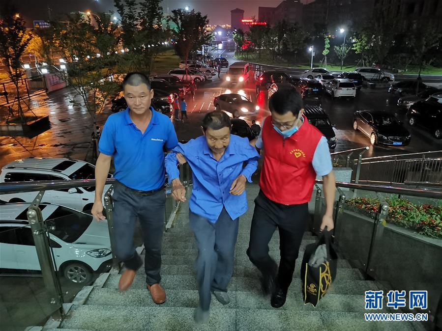 （防汛抗洪·圖文互動）（3）洪水來襲，銅鑼聲在千年古鎮(zhèn)的雨夜響起