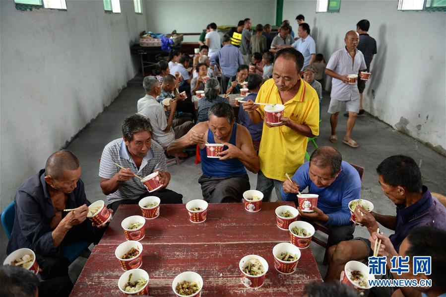 (在習(xí)近平新時代中國特色社會主義思想指引下——新時代新作為新篇章·習(xí)近平總書記關(guān)切事·圖文互動)(9)遮風(fēng)雨 送安穩(wěn)——受災(zāi)群眾轉(zhuǎn)移安置中的暖心故事