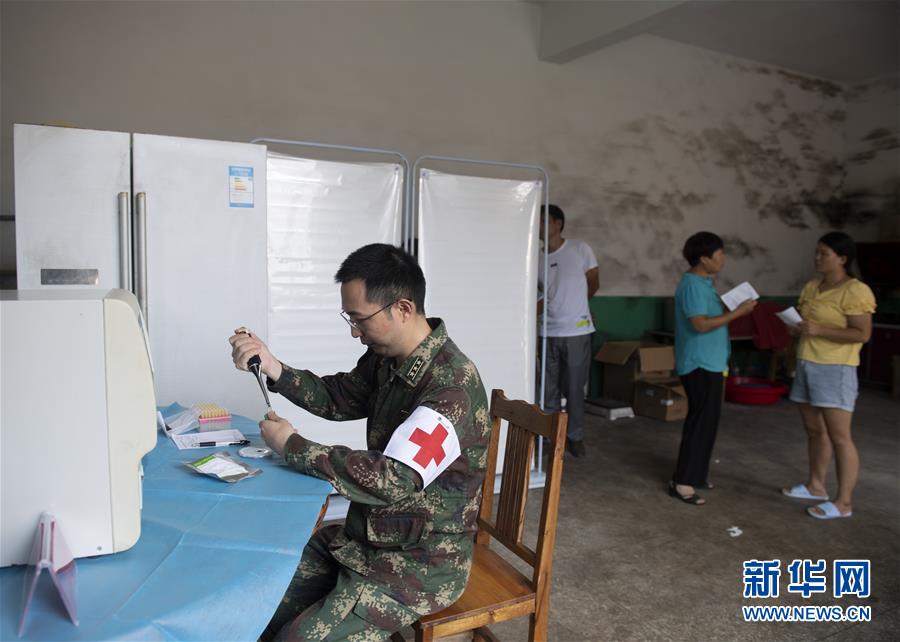 (防汛抗洪·圖文互動)(4)穿梭“孤島”的火箭軍醫(yī)療隊(duì)