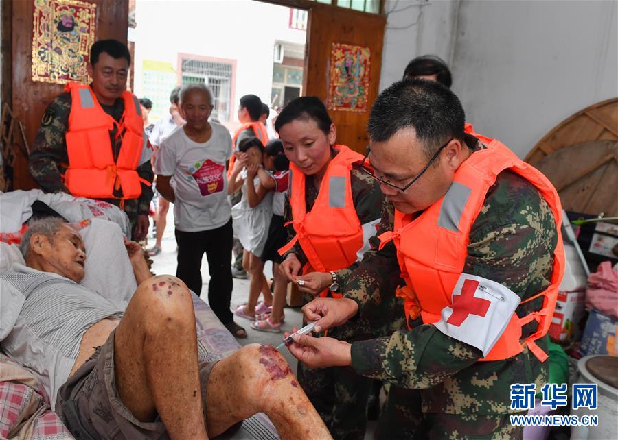 (防汛抗洪·圖文互動)(5)穿梭“孤島”的火箭軍醫(yī)療隊(duì)