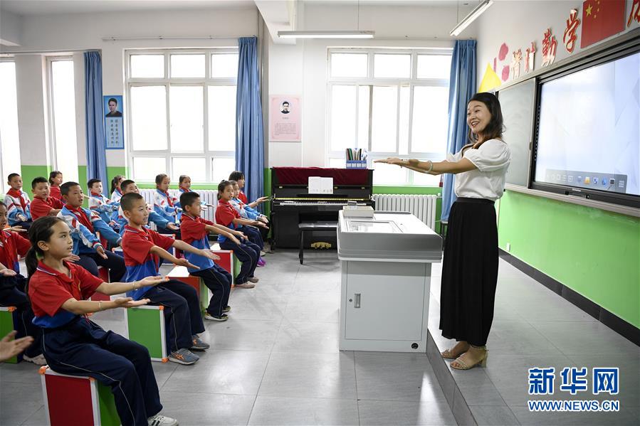 (新華全媒頭條·走向我們的小康生活·圖文互動)(15)23萬人的命運(yùn)轉(zhuǎn)折——我國最大易地生態(tài)移民安置區(qū)的脫貧密碼