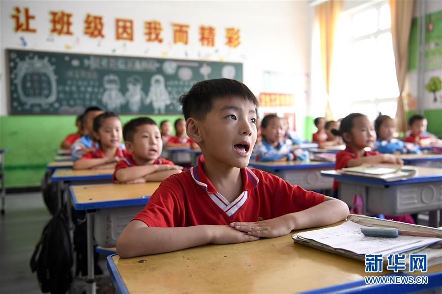 (新華全媒頭條·走向我們的小康生活·圖文互動)(16)23萬人的命運(yùn)轉(zhuǎn)折——我國最大易地生態(tài)移民安置區(qū)的脫貧密碼