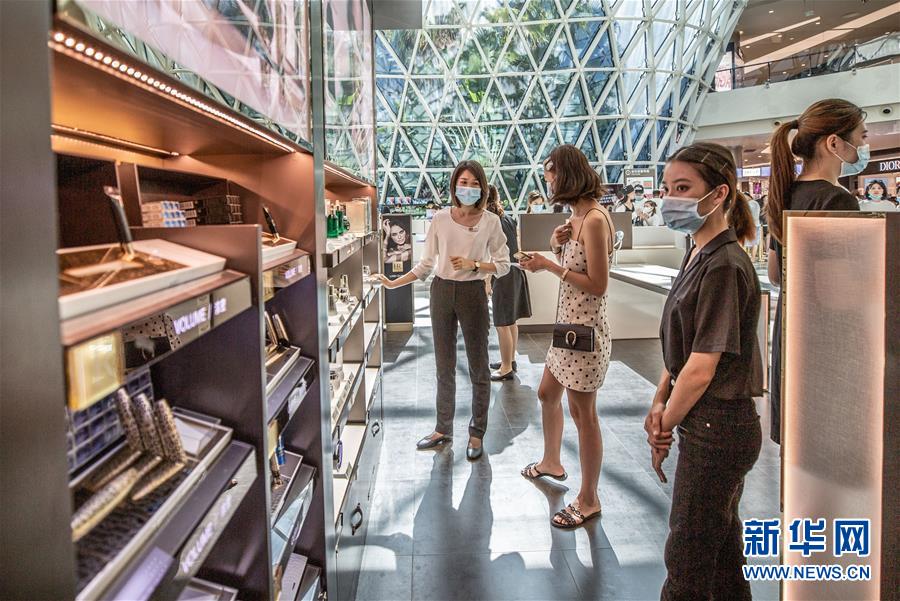 (在習(xí)近平新時(shí)代中國(guó)特色社會(huì)主義思想指引下——新時(shí)代新作為新篇章·習(xí)近平總書記關(guān)切事·圖文互動(dòng))(12)感受開(kāi)放新魅力——海南自由貿(mào)易港建設(shè)開(kāi)局觀察