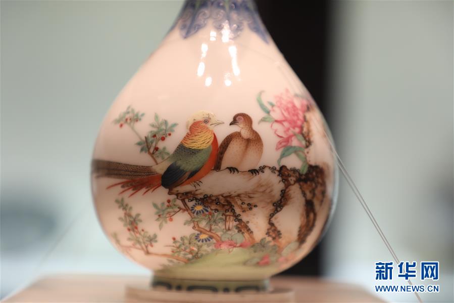 （文化視點(diǎn)&middot;聽文物講故事&middot;圖文互動(dòng)）（3）琺瑯彩玉壺春瓶：乾隆皇帝甄選 成就舉世孤品