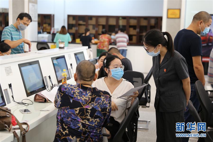 (總書記推動(dòng)的改革身邊事·司法改革篇·圖文互動(dòng))(1)特寫:打官司不再難——基層法院親歷立案登記