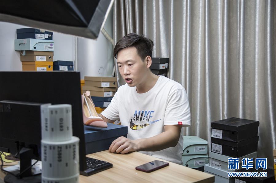 (總書(shū)記推動(dòng)的改革身邊事·就業(yè)創(chuàng)業(yè)改革篇·圖文互動(dòng))(1)特寫(xiě):“網(wǎng)絡(luò)主播背后是轟鳴的工廠”——聆聽(tīng)經(jīng)濟(jì)復(fù)蘇的新訊號(hào)