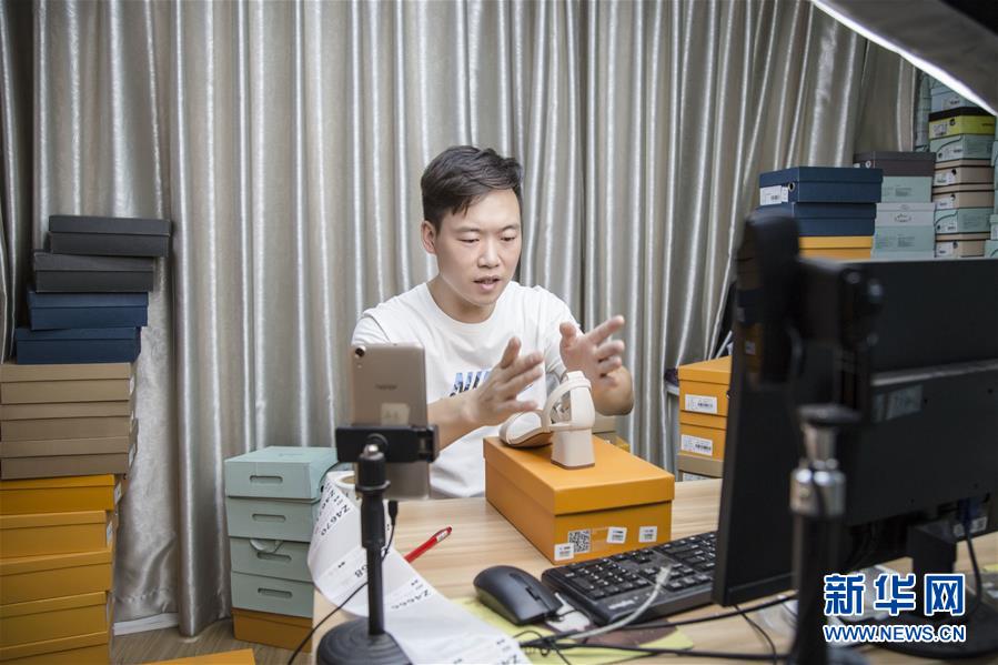 (總書(shū)記推動(dòng)的改革身邊事·就業(yè)創(chuàng)業(yè)改革篇·圖文互動(dòng))(2)特寫(xiě):“網(wǎng)絡(luò)主播背后是轟鳴的工廠”——聆聽(tīng)經(jīng)濟(jì)復(fù)蘇的新訊號(hào)