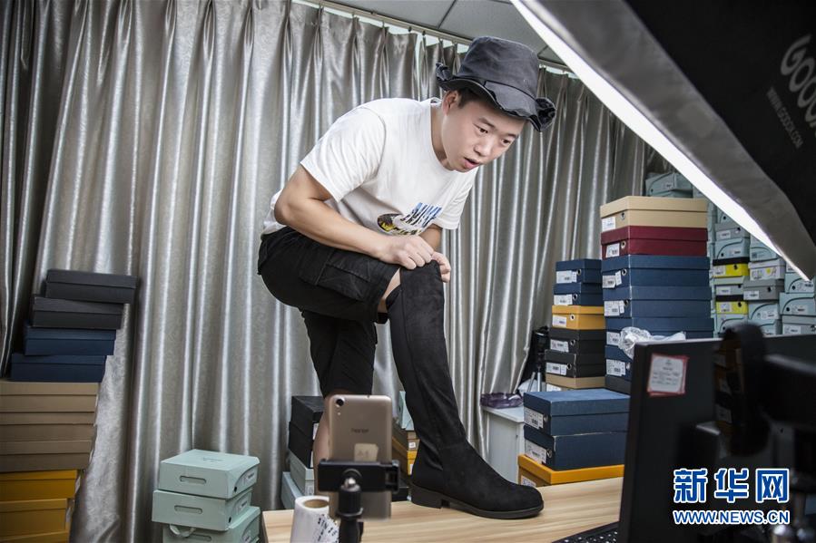 (總書(shū)記推動(dòng)的改革身邊事·就業(yè)創(chuàng)業(yè)改革篇·圖文互動(dòng))(3)特寫(xiě):“網(wǎng)絡(luò)主播背后是轟鳴的工廠”——聆聽(tīng)經(jīng)濟(jì)復(fù)蘇的新訊號(hào)