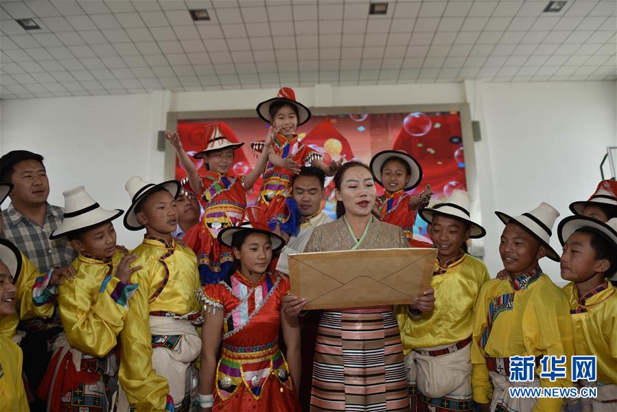 (集中連片特困地區(qū)貧困村調(diào)研行·圖文互動(dòng))(1)長(zhǎng)江源村人的兩個(gè)家和幸福夢(mèng)——青海格爾木市長(zhǎng)江源村脫貧調(diào)查