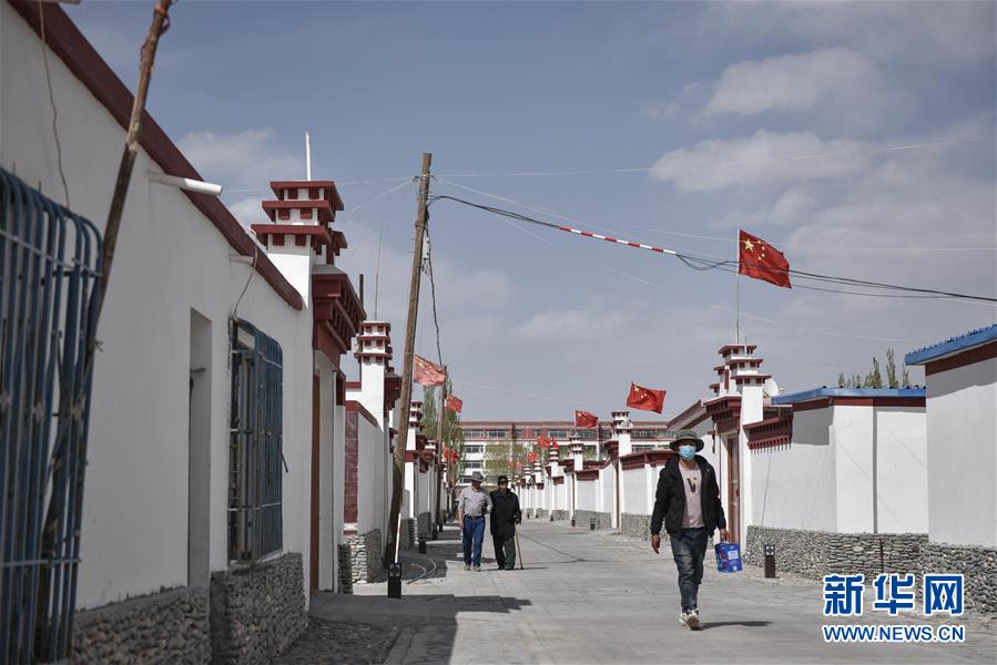 (集中連片特困地區(qū)貧困村調(diào)研行·圖文互動(dòng))(2)長(zhǎng)江源村人的兩個(gè)家和幸福夢(mèng)——青海格爾木市長(zhǎng)江源村脫貧調(diào)查