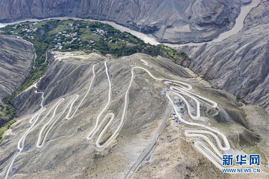 (西藏昌都解放70周年·圖文互動(dòng))(1)怒江峽谷深處:百年?yáng)|壩民居見證民族文化交流融合