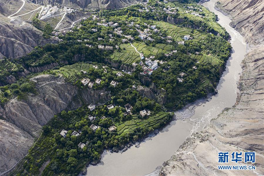 (西藏昌都解放70周年·圖文互動(dòng))(2)怒江峽谷深處:百年?yáng)|壩民居見證民族文化交流融合