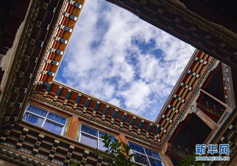 (西藏昌都解放70周年·圖文互動(dòng))(7)怒江峽谷深處:百年?yáng)|壩民居見證民族文化交流融合