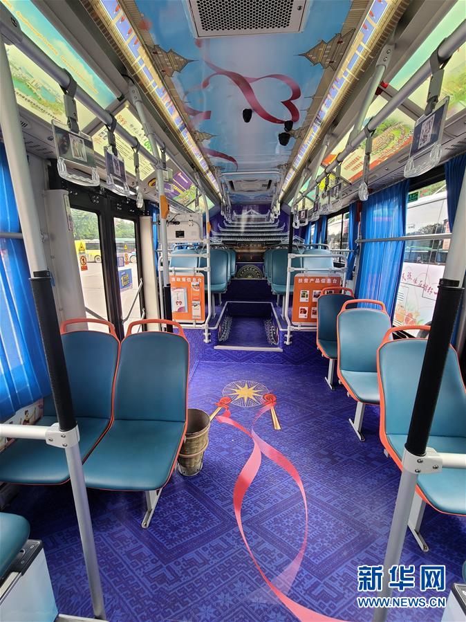 (圖文互動(dòng))(3)“石榴紅”里的民族情——廣西柳州首發(fā)民族團(tuán)結(jié)公交專線見聞