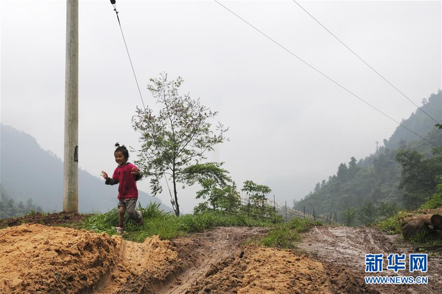 (集中連片特困地區(qū)貧困村調(diào)研行·圖文互動)(2)脫貧路上“跑”出幸福生活——重慶石柱土家族自治縣華溪村脫貧調(diào)查
