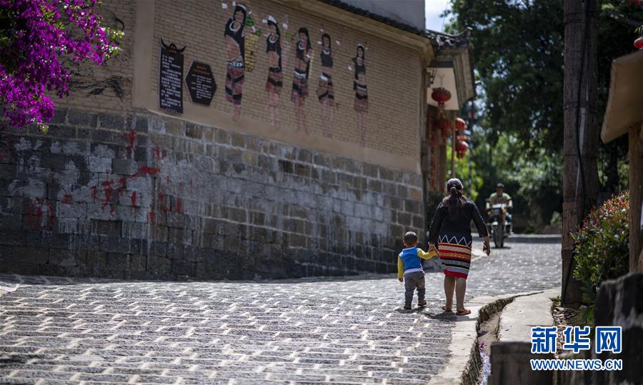 (集中連片特困地區(qū)貧困村調研行·圖文互動)(3)阿佤人民再唱新歌——云南騰沖市三家村中寨司莫拉佤族村脫貧調查