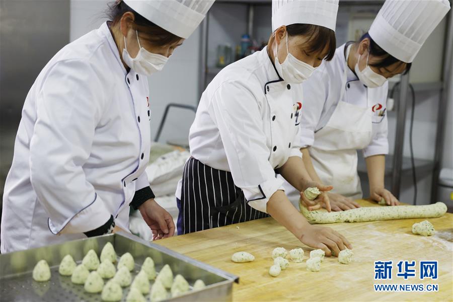 (時政)(6)黨的十九屆五中全會厲行節(jié)約反對餐飲浪費見聞