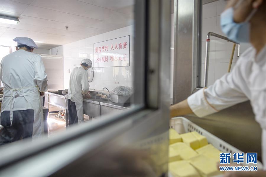 (時政)(9)黨的十九屆五中全會厲行節(jié)約反對餐飲浪費見聞