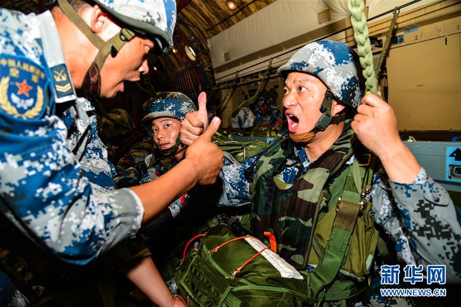 （在習(xí)近平強(qiáng)軍思想指引下&middot;我們?cè)趹?zhàn)位報(bào)告&middot;圖文互動(dòng)）（3）朵朵傘花綻放，勝戰(zhàn)精兵天降&mdash;&mdash;空降兵部隊(duì)某旅教導(dǎo)員余海龍帶領(lǐng)官兵傳承黃繼光精神記事