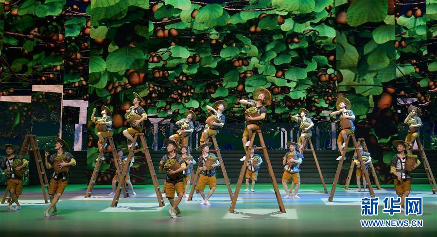 (圖文互動(dòng))(4)歌舞劇《大地頌歌》首次進(jìn)京演出 講述十八洞村精準(zhǔn)扶貧故事