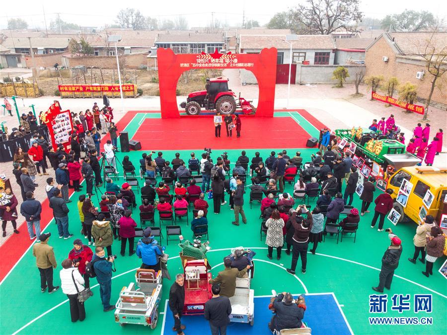 （五中全會精神在基層·圖文互動）（1）天津、福建、廣東、云南等地創(chuàng)新形式讓黨的十九屆五中全會精神“飛入尋常百姓家”