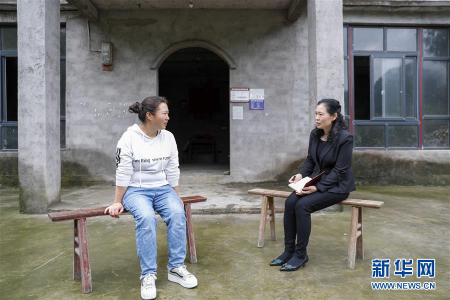 （兩會(huì)人物·圖文互動(dòng)）（4）帶娃、賺錢(qián)兩不誤——一位農(nóng)民工代表眼中的脫貧新工作