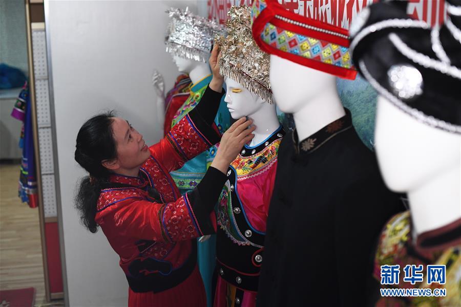 （兩會(huì)人物·圖文互動(dòng)）（5）帶娃、賺錢(qián)兩不誤——一位農(nóng)民工代表眼中的脫貧新工作