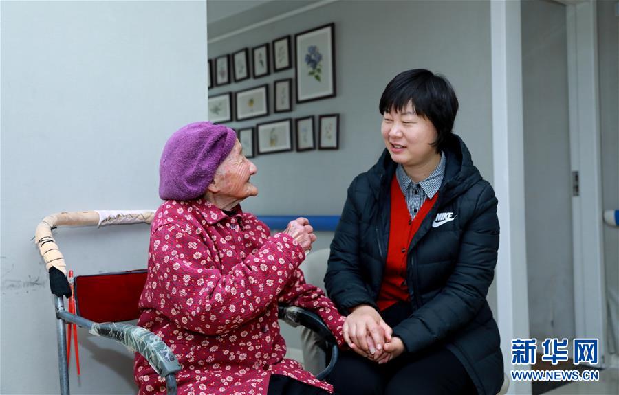 (新時(shí)代優(yōu)秀縣委書記風(fēng)采·圖文互動(dòng))(1)吳海燕:向百姓交一份無(wú)悔的答卷