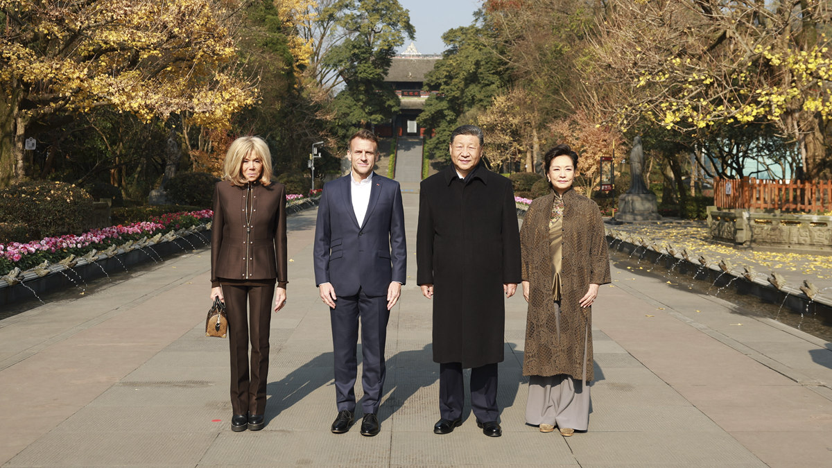 習(xí)近平同法國(guó)總統(tǒng)馬克龍?jiān)诔啥歼M(jìn)行友好交流