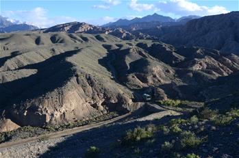 天山深處，“山地鐵軍”奪路探寶