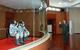 范長龍看望神舟十一號航天員景海鵬、陳冬