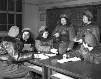 第一批女飛行員：毛澤東稱贊，細妹子不簡單，飛得好高啊