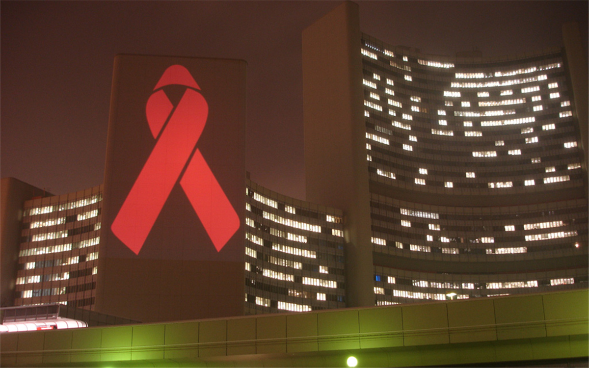 在世界艾滋病日，聯(lián)合國總部大樓點(diǎn)亮紅絲帶標(biāo)志