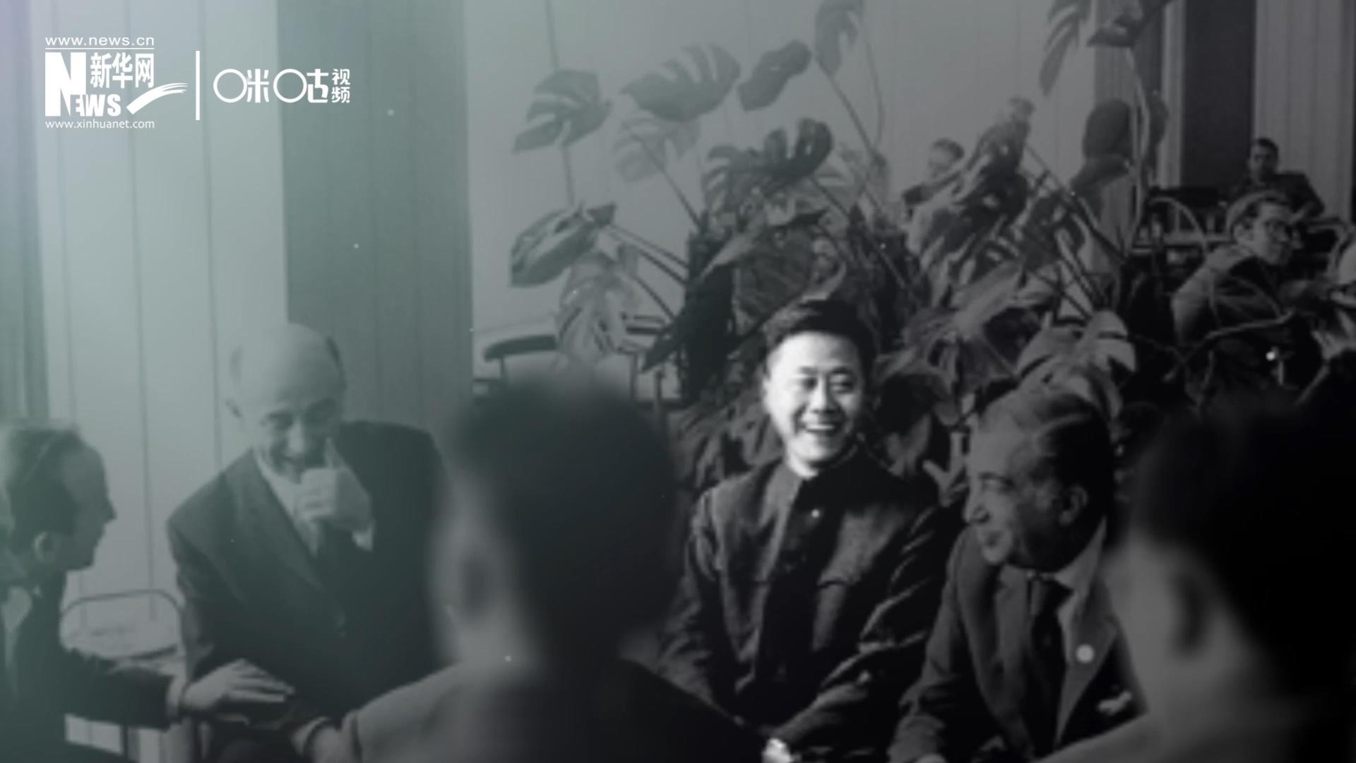 照片里的這個人是高梁，原新華社國際部記者。原本作為代表團隨行記者的他接到通知，由他帶領(lǐng)一支先遣小組先行去紐約。