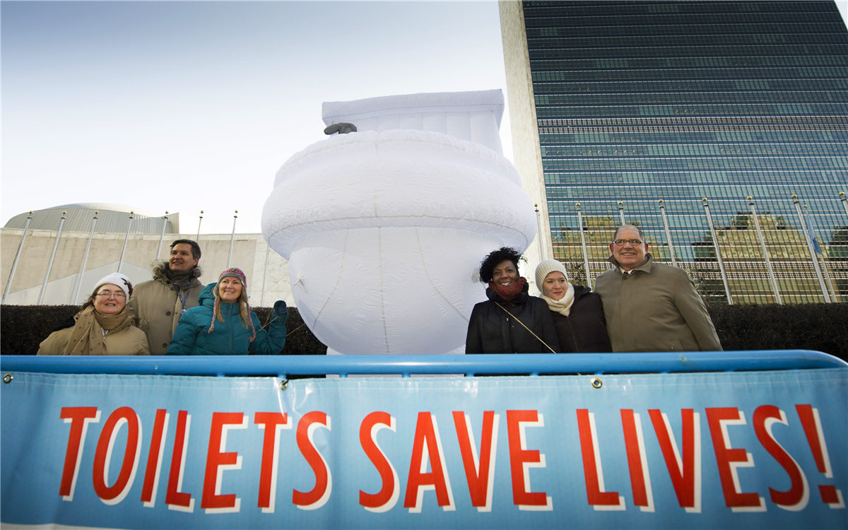 &ldquo;世界廁所日&rdquo;，聯(lián)合國總部大樓前的口號條幅
