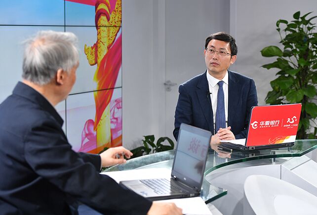 您再給我們梳理一下，黨章中有關(guān)“基本路線”的修改情況。