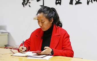 回鄉(xiāng)，立志改變家鄉(xiāng)落后面貌