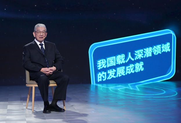 抱著要建造先進(jìn)的海軍裝備保家衛(wèi)國的心愿，考入了交通大學(xué)造船系