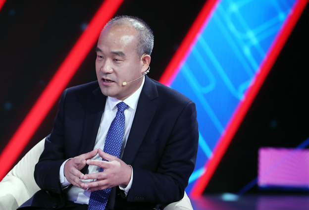 年輕人要有遠大理想，要了解到科技的核心要素所在，專心，靜下心來打好基礎(chǔ)。