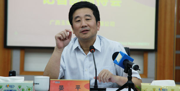 玉柴集團公司董事局主席晏平——大家可能不一定認(rèn)識我，但是大家一定坐過裝配玉柴發(fā)動機的客車、公交車，因為玉柴發(fā)動機裝配在全國超過60%的客車、公交車上。玉柴發(fā)動機能夠陪伴大家上班、回家、逛街，我很自豪。我們將繼續(xù)制造更多更好的綠色產(chǎn)品，造福社會和百姓。