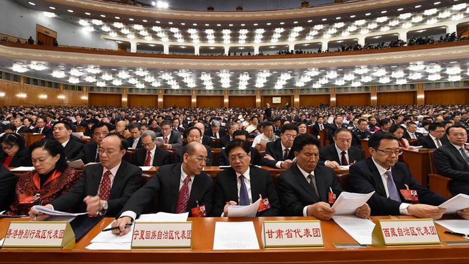 人大代表在認(rèn)真聽會(huì)